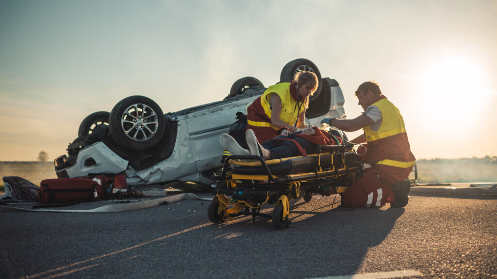 Ayuda a una víctima de accidente de tráfico