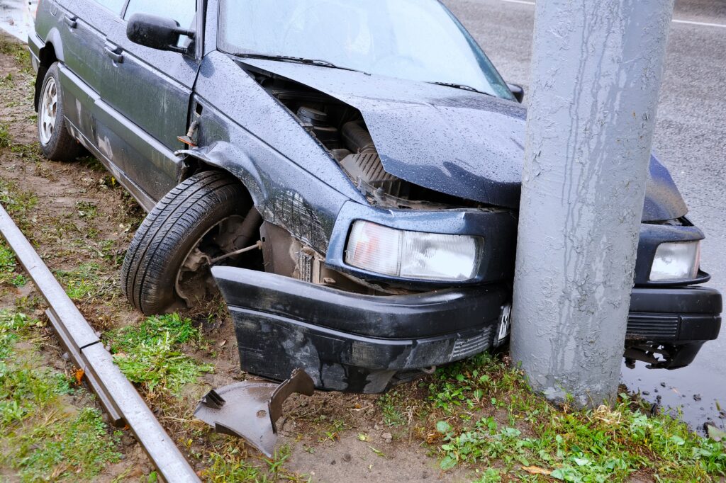 Un coche chocó contra un poste - tal vez un accidente de un solo vehículo