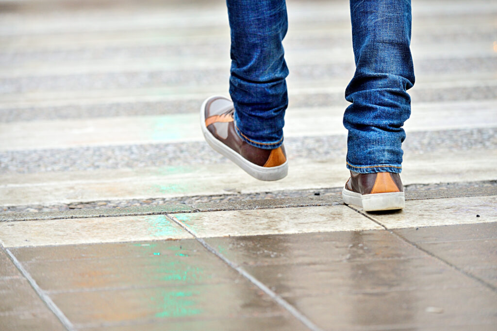 Cruzar por un paso de peatones - no cruzar imprudentemente