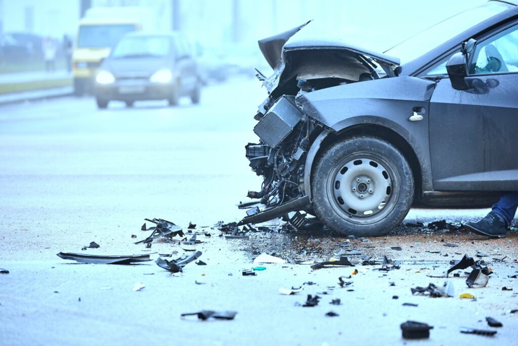 Conducción en invierno - coche destrozado en un tinte azul