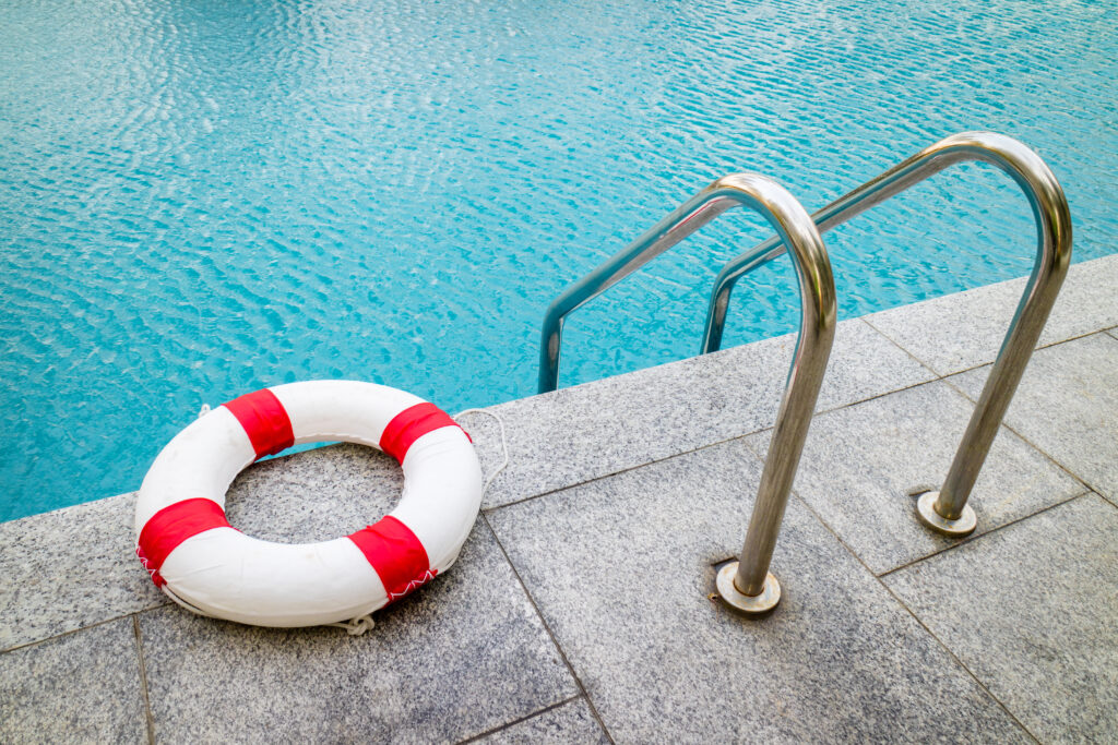 Anillo salvavidas, que puede ayudar a evitar un accidente en la piscina