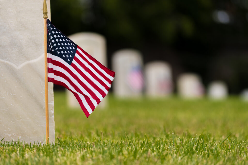 Memorial Day - Banderas americanas en un cementerio