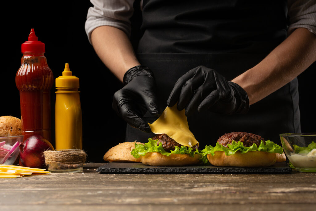 los trabajadores de la comida rápida pueden cocinar platos deliciosos y correr el riesgo de sufrir lesiones como quemaduras o resbalones y caídas