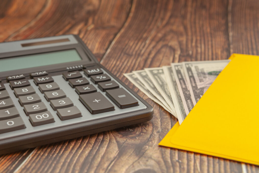 dinero y calculadora - los conflictos salariales pueden tener ramificaciones negativas