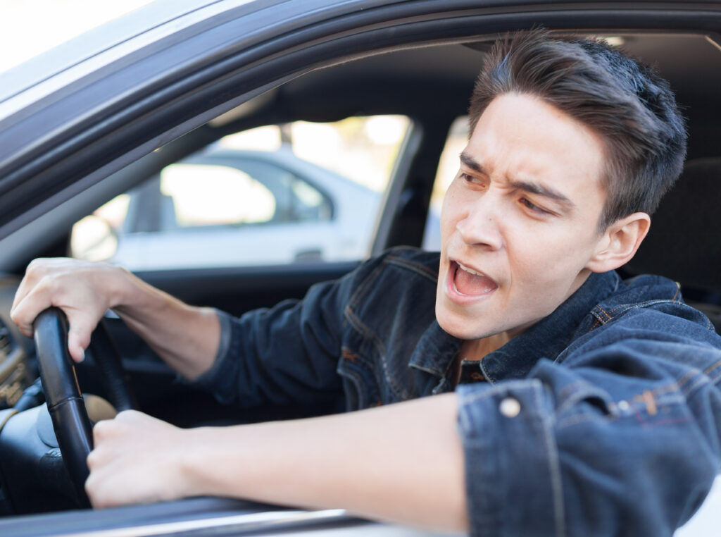Una señal de furia al volante puede ser un conductor gritando