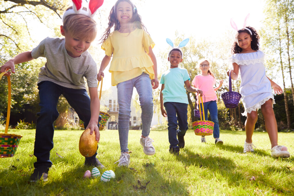 Los niños participan en una búsqueda de huevos el Domingo de Pascua