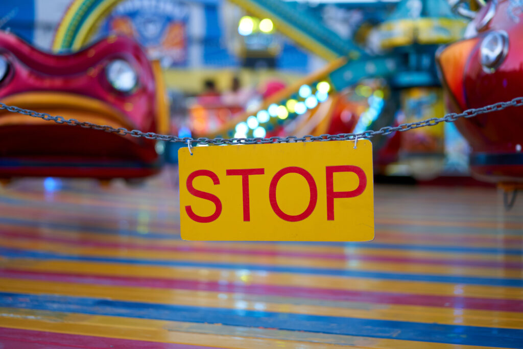 Los parques temáticos suelen ser divertidos, pero pueden producirse lesiones: una señal de stop impide montar a los clientes