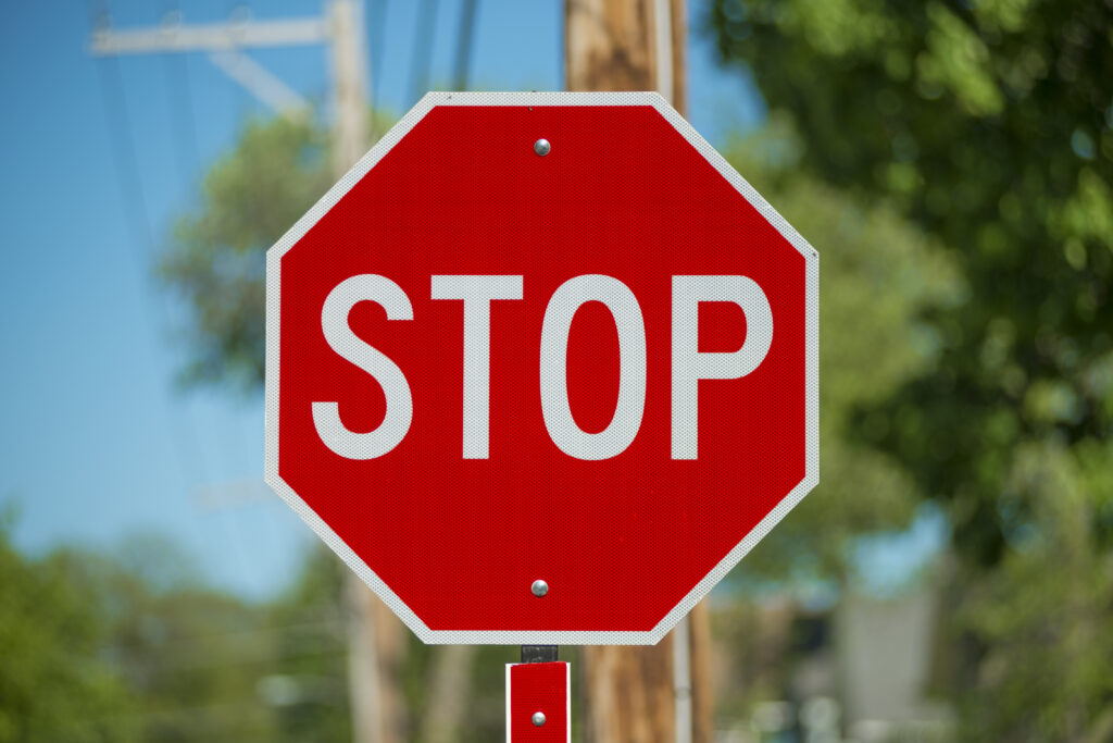 El derecho de paso en las señales de stop es importante para evitar accidentes