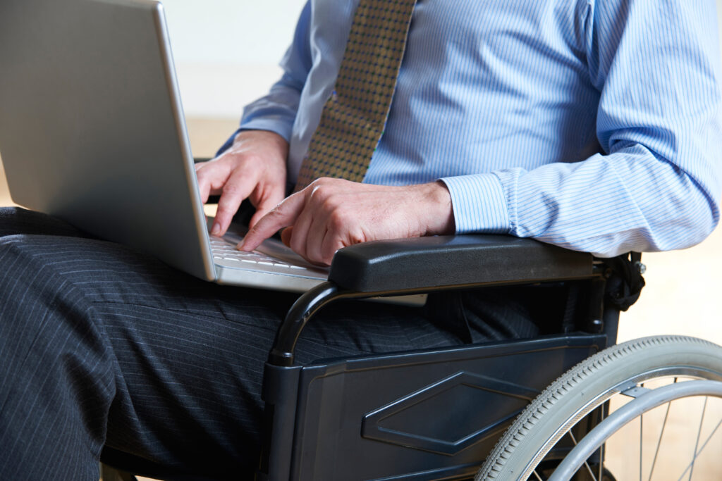 La discriminación por discapacidad es habitual en el lugar de trabajo: puede incluir a los empleados en silla de ruedas.