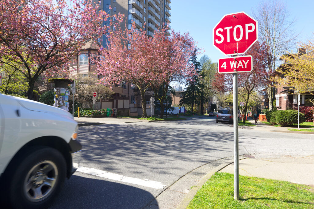 Un coche una señal de stop - si fuera el primero, tendría preferencia de paso en determinadas situaciones