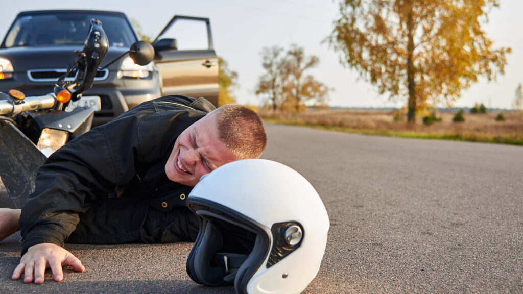 Un hombre choca con su moto y podría sufrir un accidente de tráfico