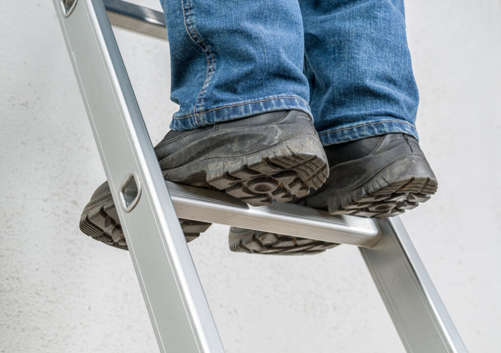 Los temporeros pueden lesionarse en el trabajo, por ejemplo al subir una escalera.