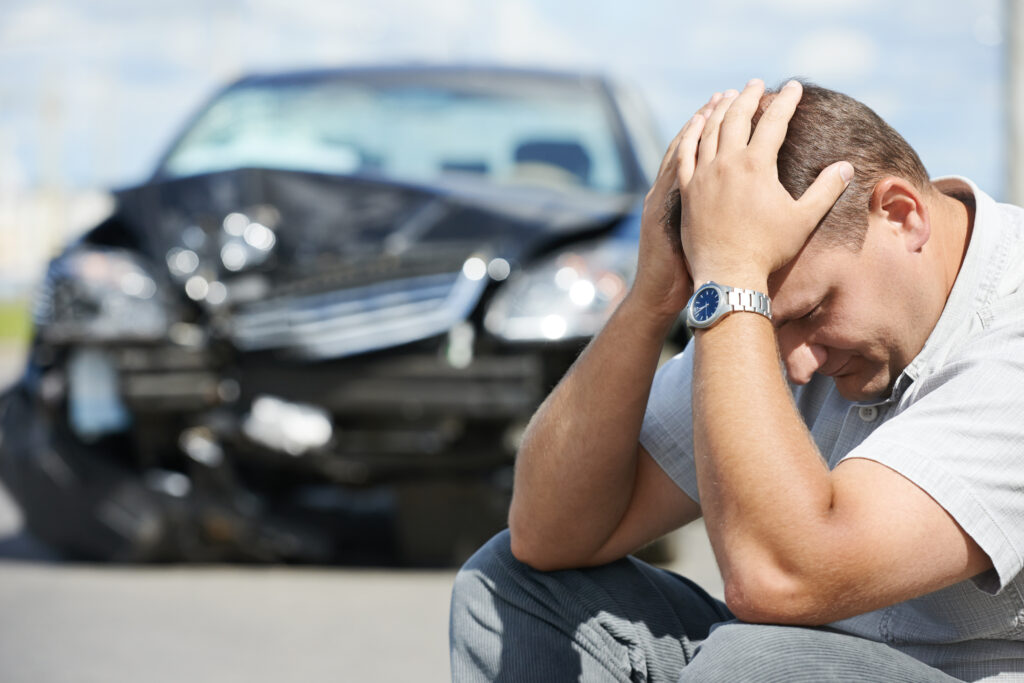 accidentes de coche en verano - un hombre se lleva las manos a la cabeza tras un accidente de coche