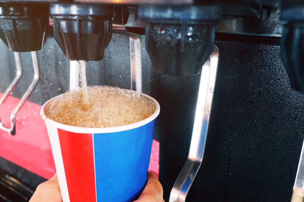 Una máquina de hielo puede enfriar las bebidas de una fuente