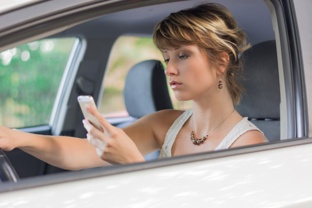 malos hábitos al volante - enviar mensajes de texto mientras se conduce