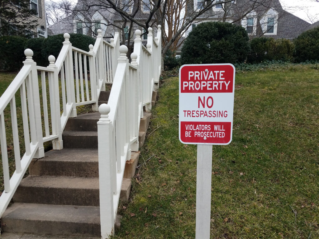 Señal de prohibido el paso delante de una casa