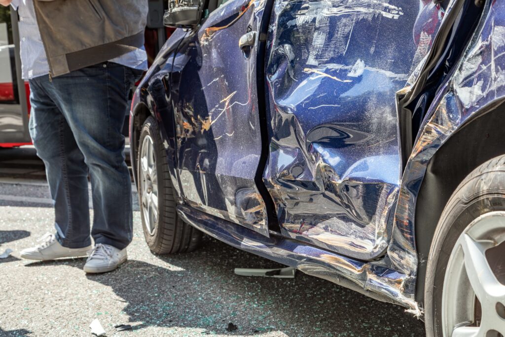 Accidente de coche - hay muchos accidentes mortales en la autopista de la costa del pacífico