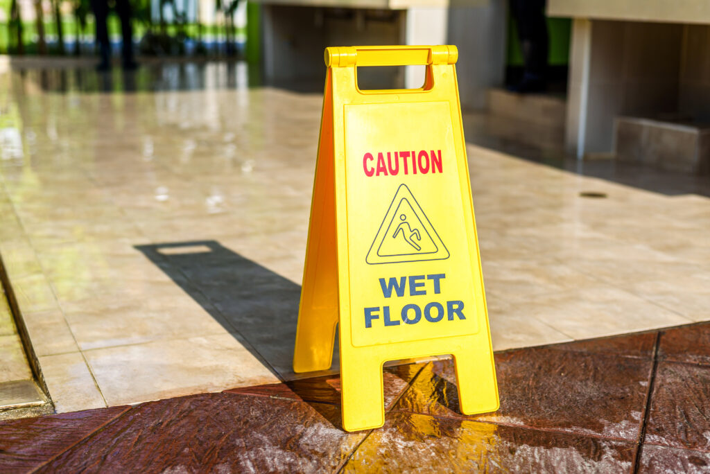 Señalización de suelo mojado: los suelos mojados son una causa frecuente de accidentes por resbalones y caídas.